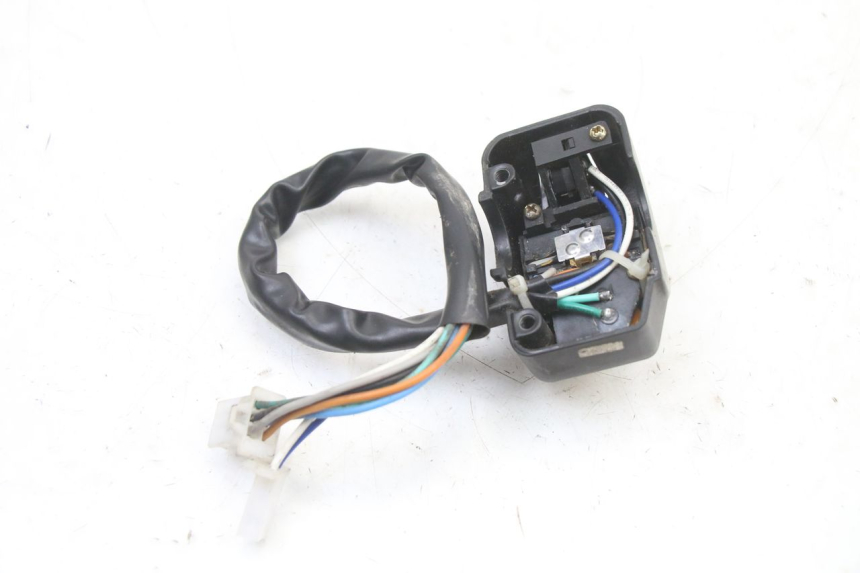 photo de INTERRUPTOR DE LUCES IZQUIERDO UNIVERSAL BIKE ZN50QT-11B 50 (2018 - 2021) - Primer plano técnico