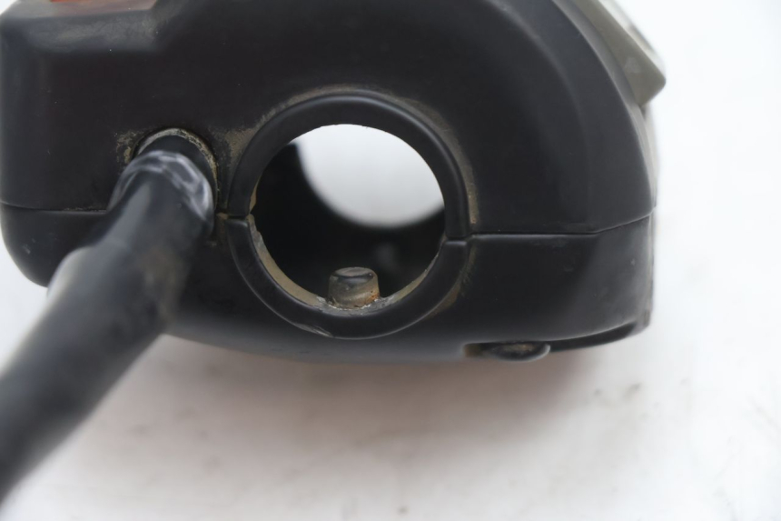photo de INTERRUPTOR DE LUCES IZQUIERDO PEUGEOT V-CLIC VCLIC 50 (2007 - 2013) - Detalles de los puntos de fijación