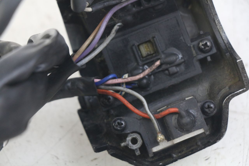 photo de INTERRUPTOR DE LUCES IZQUIERDO PIAGGIO VESPA SPRINT 2T 50 (2014 - 2018) - Zoom estado de uso