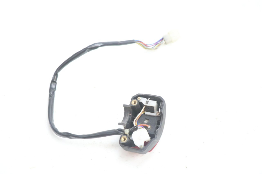 photo de INTERRUPTOR DE LUCES IZQUIERDO PEUGEOT VIVACITY 50 (2004 - 2009) - Primer plano técnico