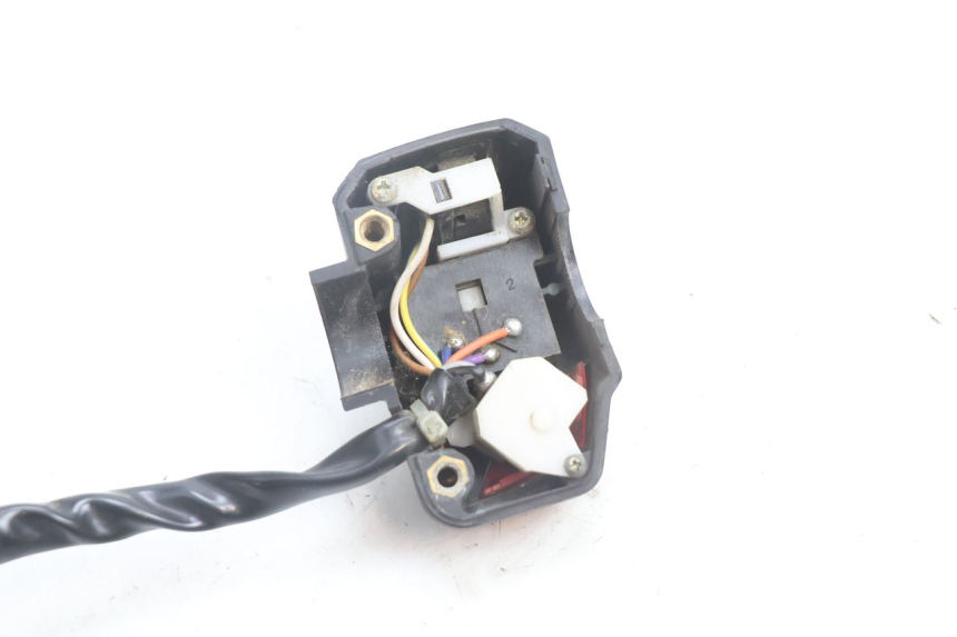 photo de INTERRUPTOR DE LUCES IZQUIERDO PEUGEOT VIVACITY 50 (2004 - 2009) - Primer plano técnico