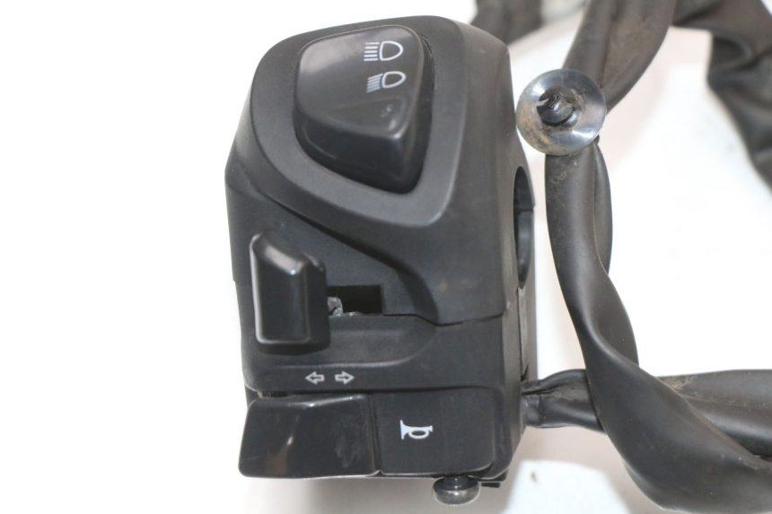 photo de INTERRUPTOR DE LUCES IZQUIERDO YAMAHA XMAX X-MAX ABS 125 (2017 - 2020) - Detalle de la pieza