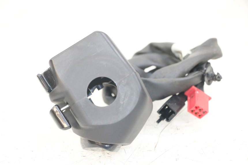 photo de INTERRUPTOR DE LUCES IZQUIERDO YAMAHA XMAX X-MAX ABS 125 (2017 - 2020) - Detalle de la pieza