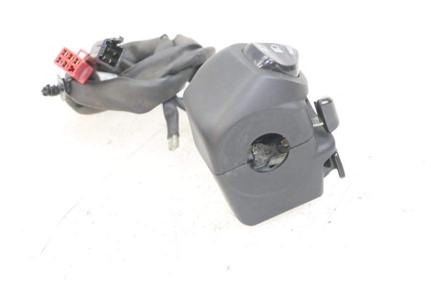 photo de INTERRUPTOR DE LUCES IZQUIERDO YAMAHA XMAX X-MAX ABS 125 (2017 - 2020) - Primer plano técnico