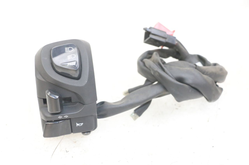 photo de INTERRUPTOR DE LUCES IZQUIERDO YAMAHA XMAX X-MAX ABS 125 (2017 - 2020) - Detalles de los puntos de fijación