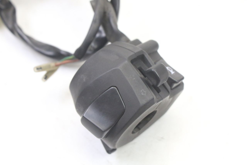 photo de INTERRUPTOR DE LUCES IZQUIERDO YAMAHA X-MAX XMAX 125 (2010 - 2013) - Primer plano técnico