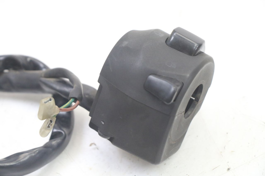 photo de INTERRUPTOR DE LUCES IZQUIERDO YAMAHA X-MAX XMAX 125 (2010 - 2013) - Detalles de los puntos de fijación