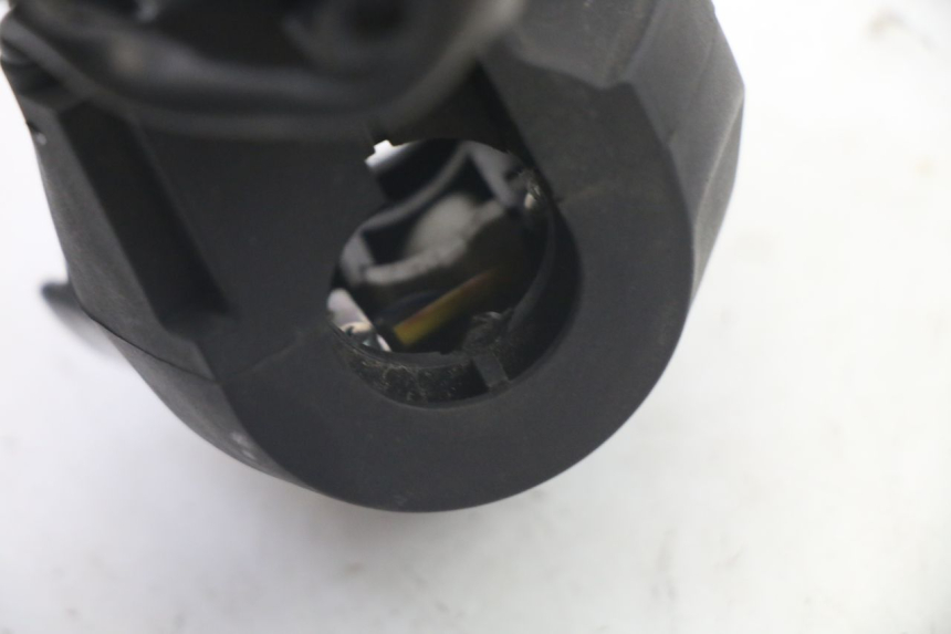 photo de INTERRUPTOR DE LUCES IZQUIERDO YAMAHA X-MAX XMAX 125 (2010 - 2013) - Estado de la superficie y material