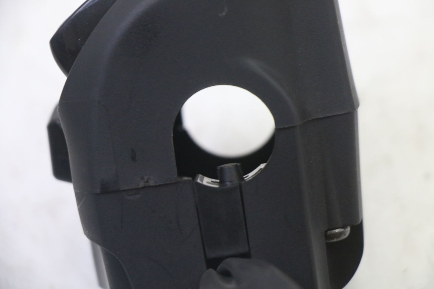 photo de CONMUTADOR IZQUIERDA YAMAHA XMAX X-MAX 125 (2021 - 2025) - Detalles de los puntos de fijación