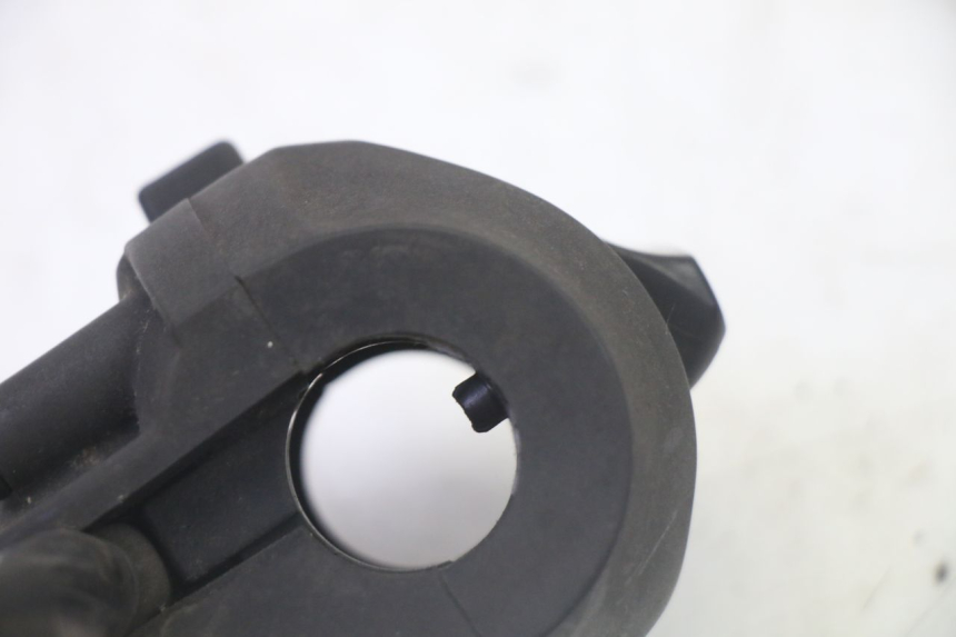 photo de INTERRUPTOR DE LUCES IZQUIERDO YAMAHA X-MAX XMAX 125 (2010 - 2013) - Primer plano técnico