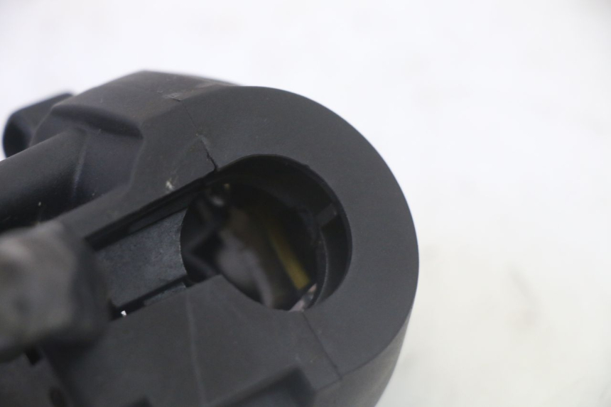 photo de INTERRUPTOR DE LUCES IZQUIERDO YAMAHA X-MAX XMAX 125 (2010 - 2013) - Primer plano técnico