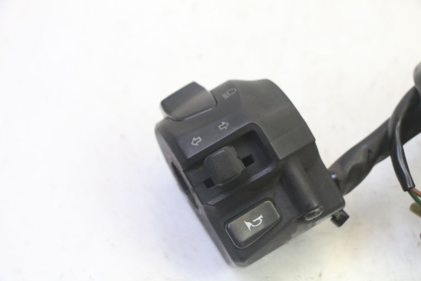 photo de INTERRUPTOR DE LUCES IZQUIERDO YAMAHA X-MAX XMAX 125 (2010 - 2013) - Detalle de la pieza
