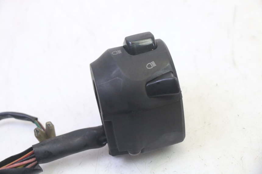 photo de INTERRUPTOR DE LUCES IZQUIERDO YAMAHA X-MAX XMAX 125 (2010 - 2013) - Detalles de los puntos de fijación