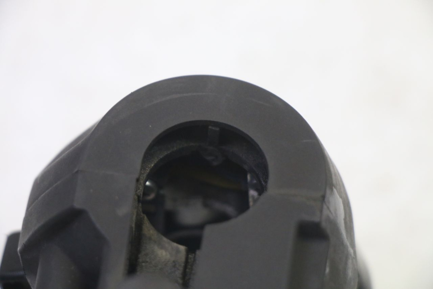photo de INTERRUPTOR DE LUCES IZQUIERDO YAMAHA X-MAX XMAX 125 (2010 - 2013) - Estado de la superficie y material