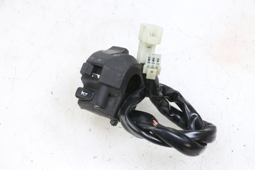 photo de INTERRUPTOR DE LUCES IZQUIERDO YAMAHA X-MAX XMAX 125 (2010 - 2013) - Primer plano técnico