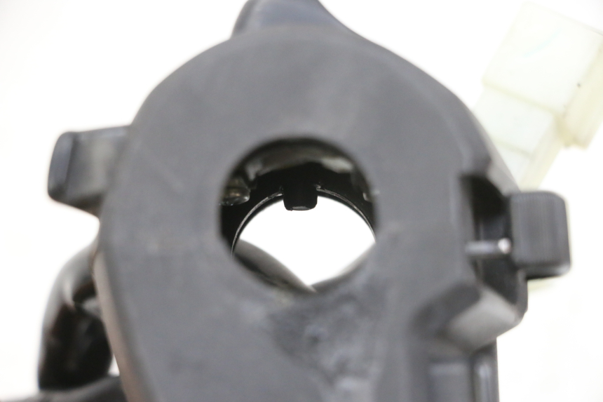 photo de INTERRUPTOR DE LUCES IZQUIERDO YAMAHA X-MAX XMAX 125 (2010 - 2013) - Detalles de los puntos de fijación