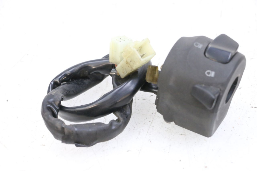 photo de INTERRUPTOR DE LUCES IZQUIERDO YAMAHA X-MAX XMAX 125 (2010 - 2013) - Primer plano técnico