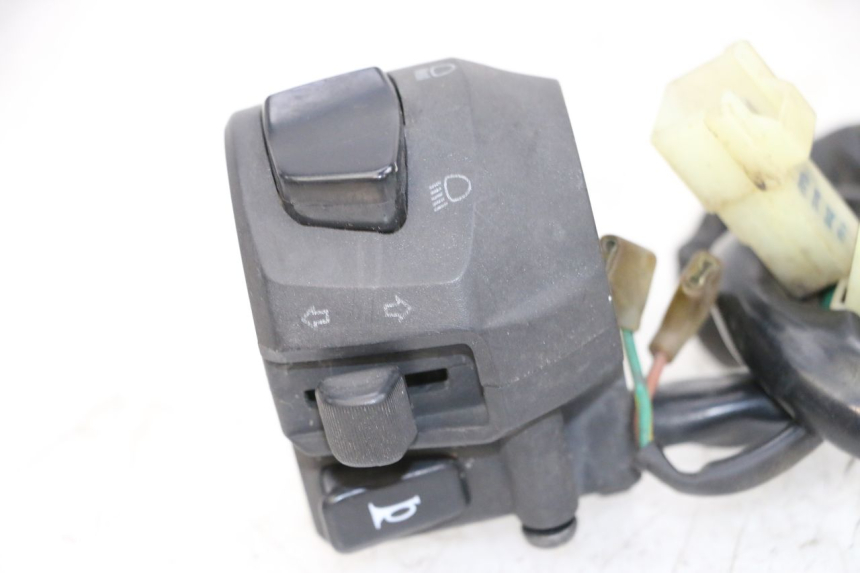 photo de INTERRUPTOR DE LUCES IZQUIERDO YAMAHA X-MAX XMAX 125 (2010 - 2013) - Estado de la superficie y material