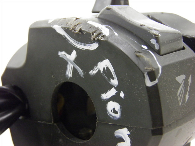 photo de CONMUTADOR IZQUIERDA YAMAHA FJR 1300 (2004 - 2005) - Estado de la superficie y material