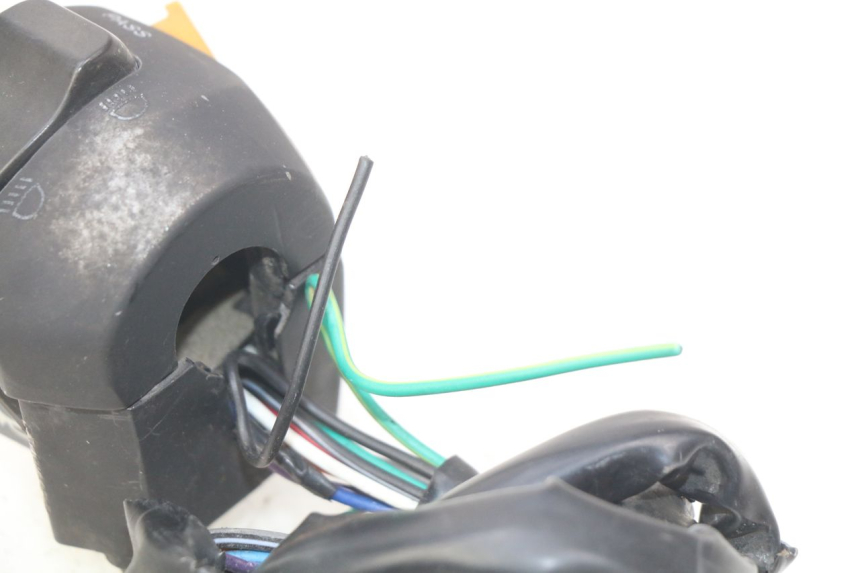 photo de INTERRUPTOR DE LUCES IZQUIERDO YAMASAKI YM T 125 (2015 - 2020) - Primer plano técnico