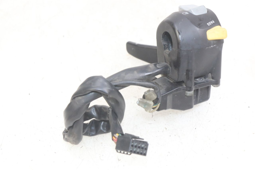 photo de INTERRUPTOR DE LUCES IZQUIERDO YAMAHA YP MAJESTY 400 (2004 - 2008) - Primer plano técnico