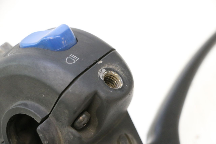 photo de INTERRUPTOR DE LUCES IZQUIERDO YAMAHA YP MAJESTY 125 (1998 - 2001) - Primer plano técnico