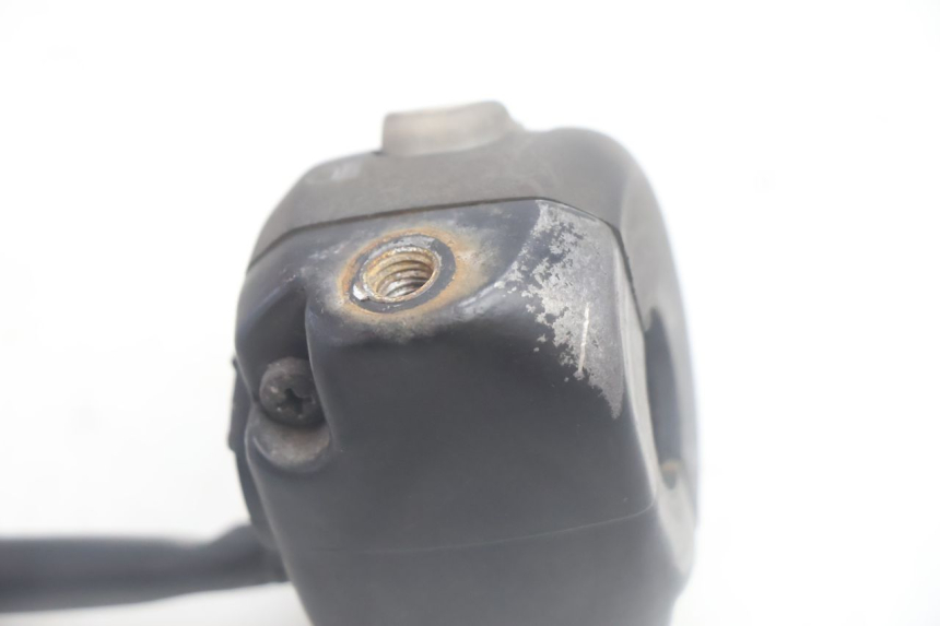 photo de INTERRUPTOR DE LUCES IZQUIERDO YAMAHA YP MAJESTY 125 (2002 - 2006) - Primer plano técnico