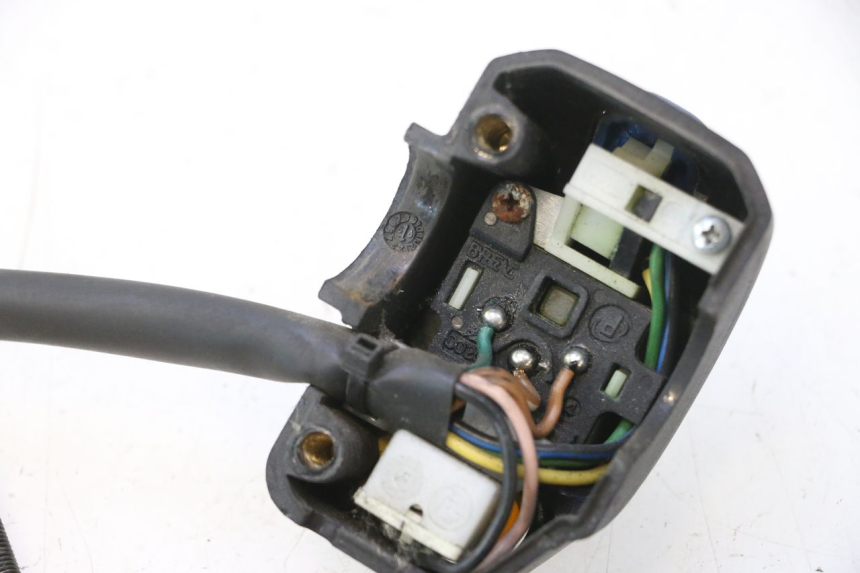 photo de INTERRUPTOR DE LUCES IZQUIERDO YAMAHA YP MAJESTY 125 (1998 - 2001) - Otra perspectiva