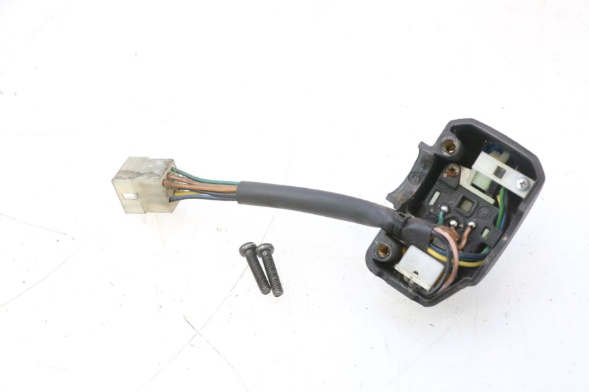 photo de INTERRUPTOR DE LUCES IZQUIERDO YAMAHA YP MAJESTY 125 (1998 - 2001) - Primer plano técnico