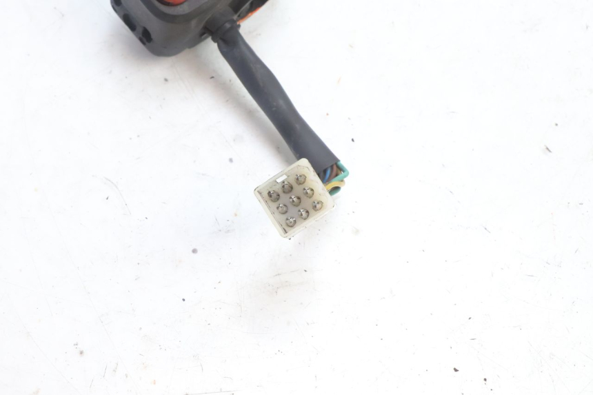 photo de CONMUTADOR IZQUIERDA YAMAHA YP MAJESTY 125 (2007 - 2010) - Otra perspectiva