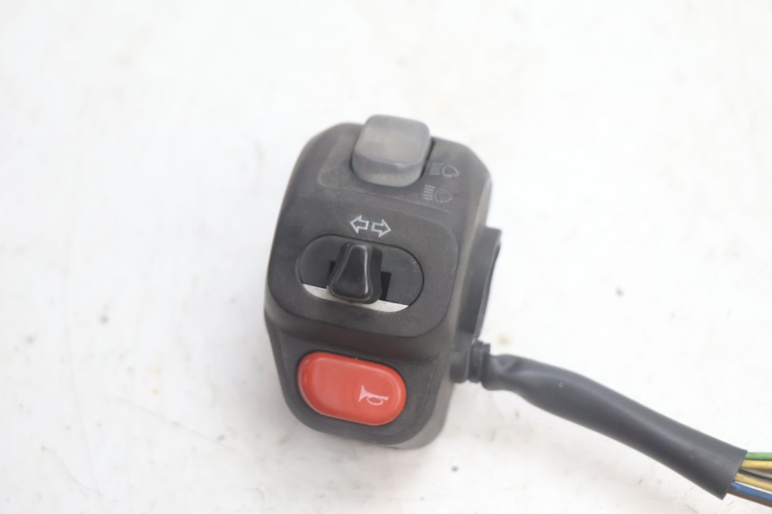 photo de INTERRUPTOR DE LUCES IZQUIERDO YAMAHA YP MAJESTY 125 (2002 - 2006) - Detalle de la pieza