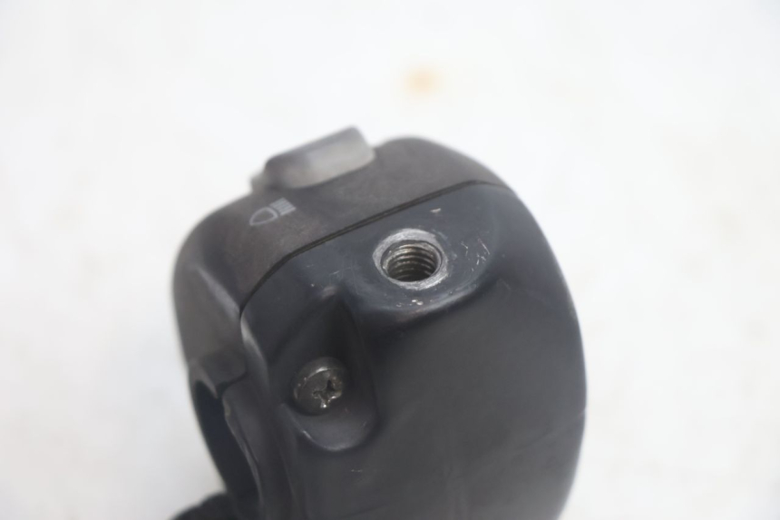 photo de INTERRUPTOR DE LUCES IZQUIERDO YAMAHA YP MAJESTY 125 (2002 - 2006) - Primer plano técnico