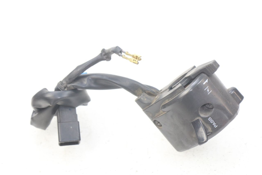 photo de INTERRUPTOR DE LUCES IZQUIERDO KAWASAKI Z S 750 (2003 - 2006) - Primer plano técnico