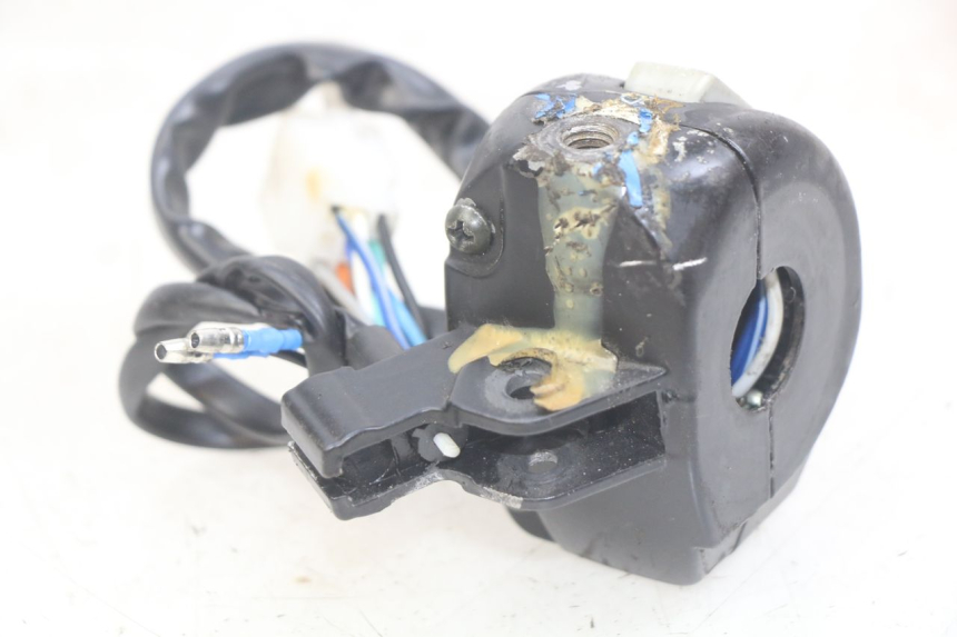 photo de INTERRUPTOR DE LUCES IZQUIERDO UNIVERSAL BIKE ZN50QT-11B 50 (2018 - 2021) - Primer plano técnico