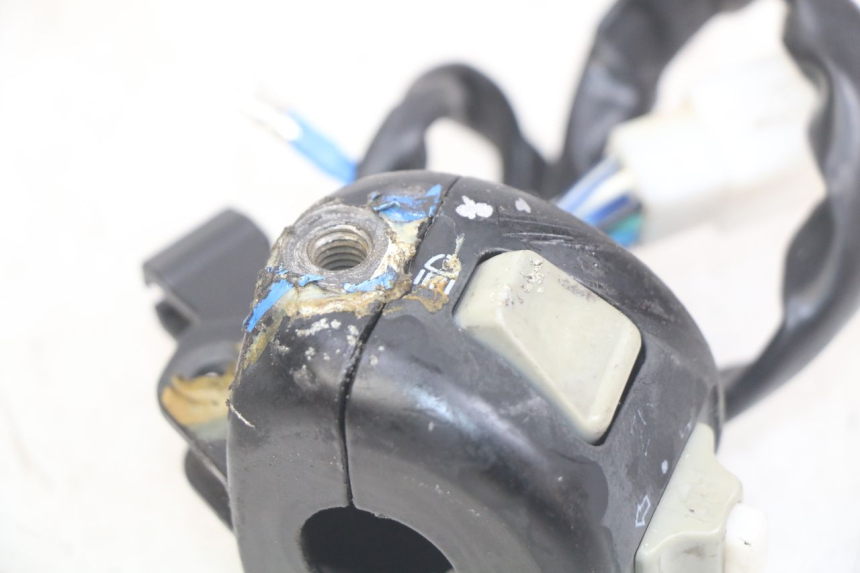 photo de INTERRUPTOR DE LUCES IZQUIERDO UNIVERSAL BIKE ZN50QT-11B 50 (2018 - 2021) - Detalles de los puntos de fijación