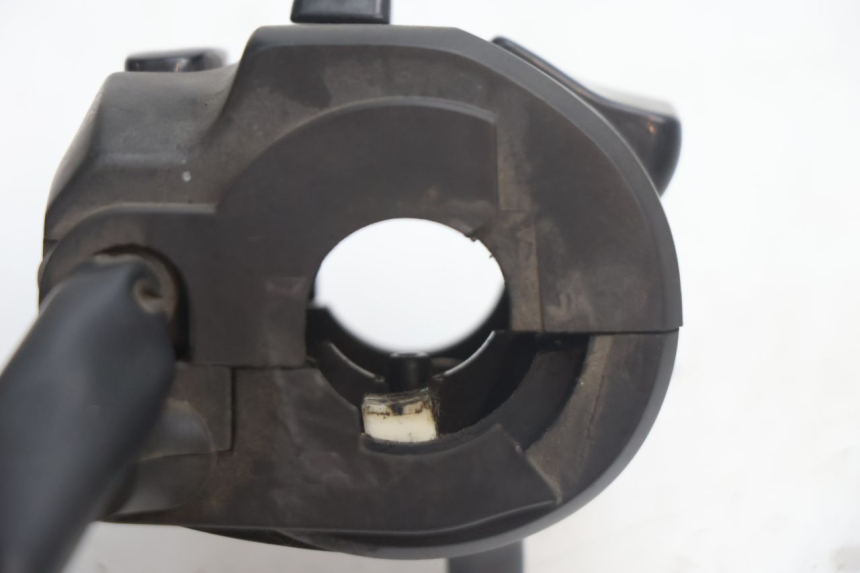 photo de INTERRUPTOR DE LUCES IZQUIERDO KAWASAKI ZX-6R ZX6R 600 (1995 - 1997) - Primer plano técnico