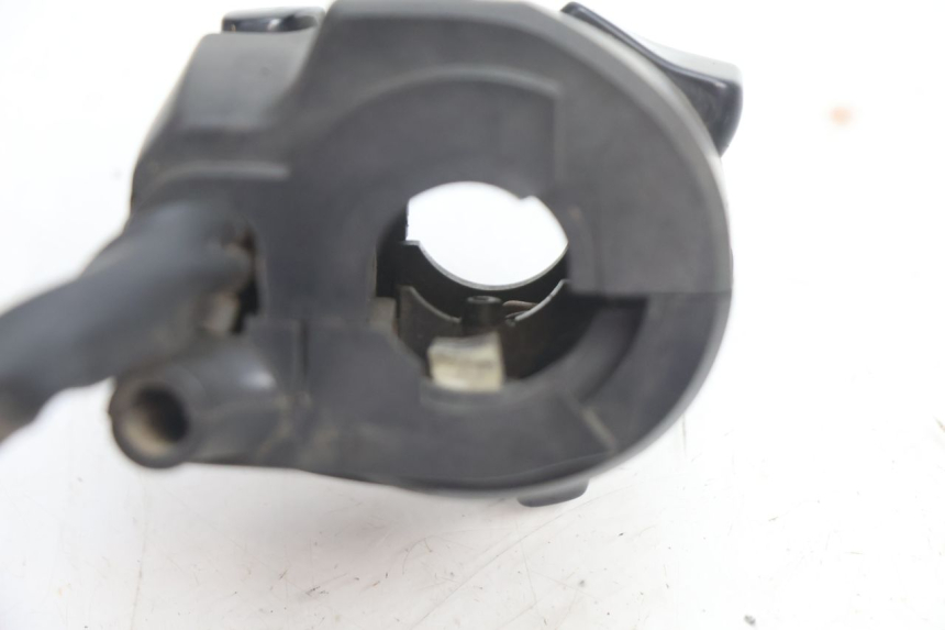 photo de INTERRUPTOR DE LUCES IZQUIERDO KAWASAKI ZX-6R ZX6R 600 (1995 - 1997) - Primer plano técnico