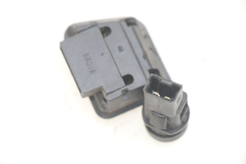 photo de INTERRUPTOR DE LUCES Y SEñALES. PIAGGIO MEDLEY 125 (2016 - 2023) - Primer plano técnico