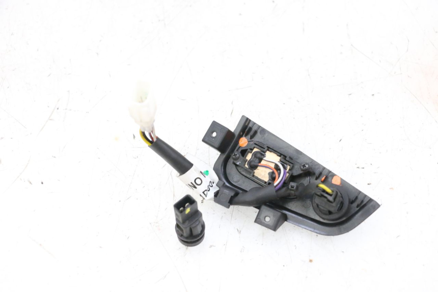 photo de CONMUTADOR PIAGGIO MP3 HPE 300 (2019 - 2026) - Zoom estado de uso