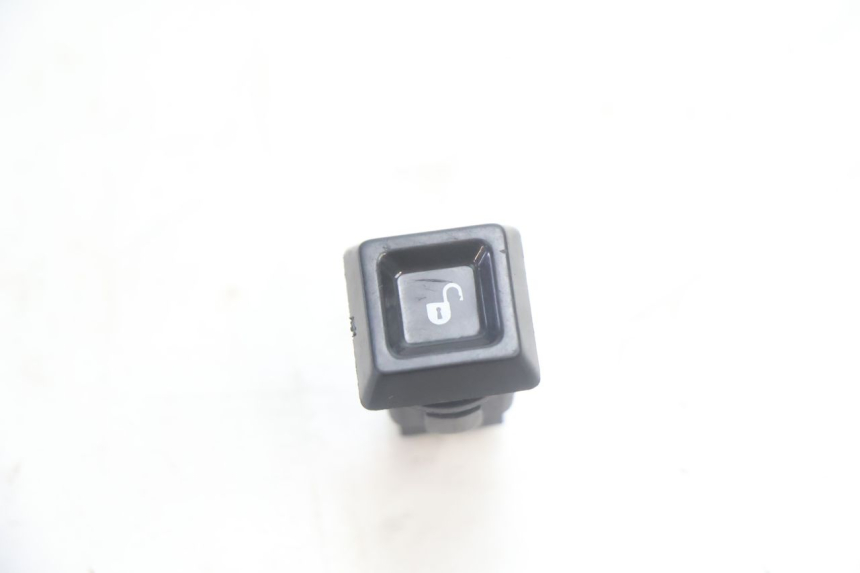 photo de MANDO APERTURA ASIENTO PIAGGIO MP3 HPE 530 (2022 - 2026) - Detalle de la pieza
