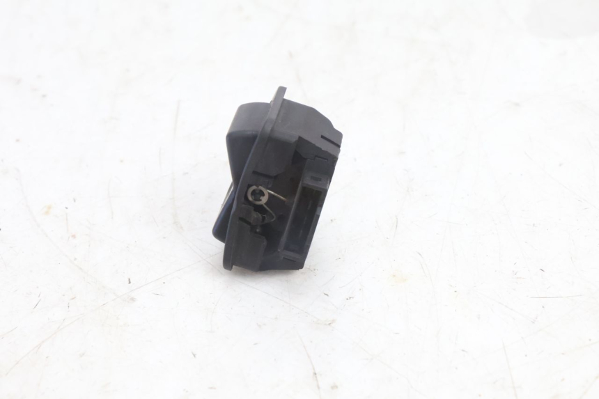 photo de INTERRUPTOR DE LUZ ALTA HONDA FES PANTHEON 2T 125 (1998 - 2002) - Primer plano técnico