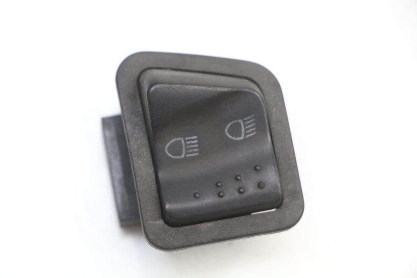 photo de INTERRUPTOR DE LUZ ALTA PIAGGIO NEW TYPHOON 50 (2018 - 2021) - Detalle de la pieza