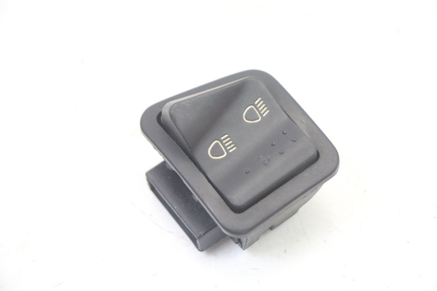 photo de INTERRUPTOR DE LUZ ALTA PIAGGIO ZIP 4T 50 (2018 - 2020) - Detalle de la pieza