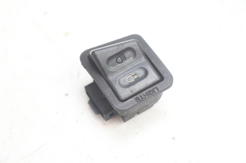 photo de INTERRUPTOR DE LUZ ALTA PEUGEOT TWEET 4T 50 (2018 - 2022) - Detalle de la pieza