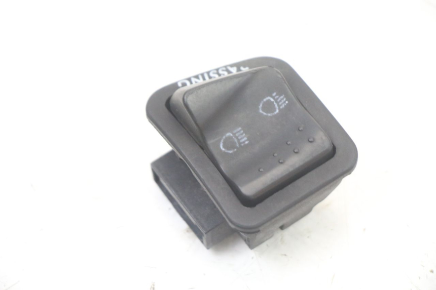 photo de INTERRUPTOR DE LUZ ALTA PIAGGIO XEVO - X EVO 125 (2007 - 2017) - Detalle de la pieza