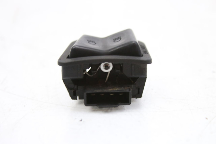 photo de INTERRUPTOR DE LUZ ALTA YAMAHA XMAX X-MAX 125 (2006 - 2009) - Primer plano técnico