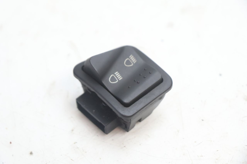 photo de INTERRUPTOR DE LUZ ALTA PIAGGIO ZIP 2T 50 (2009 - 2019) - Detalle de la pieza