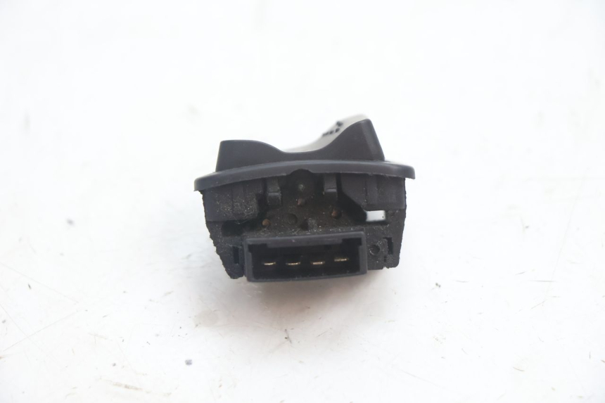 photo de INTERRUPTOR DE LUZ ALTA PIAGGIO ZIP 2T 50 (2009 - 2019) - Otra perspectiva