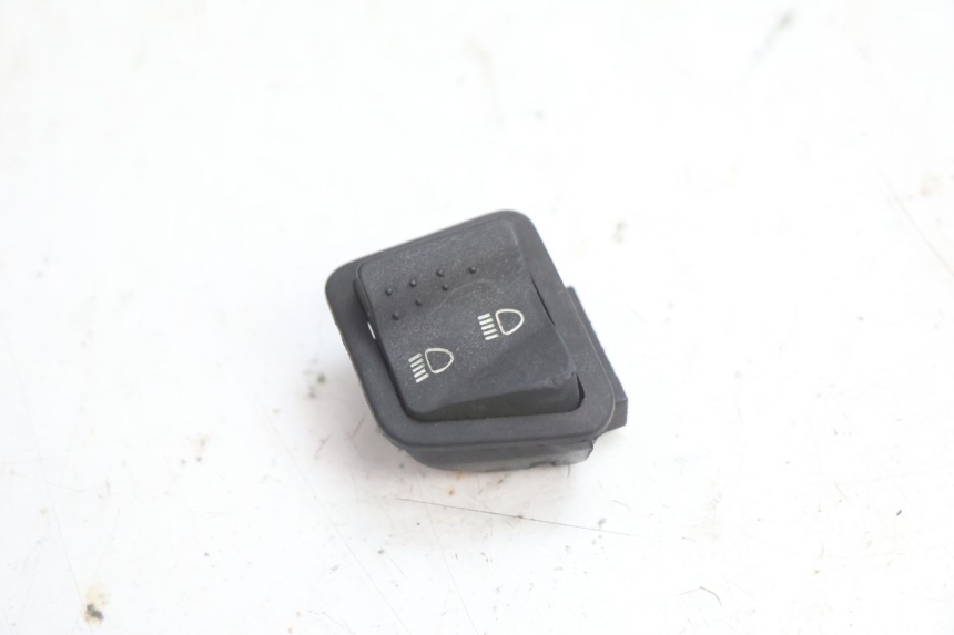 photo de INTERRUPTOR DE LUZ ALTA PIAGGIO ZIP 2T 50 (2009 - 2019) - Vista principal