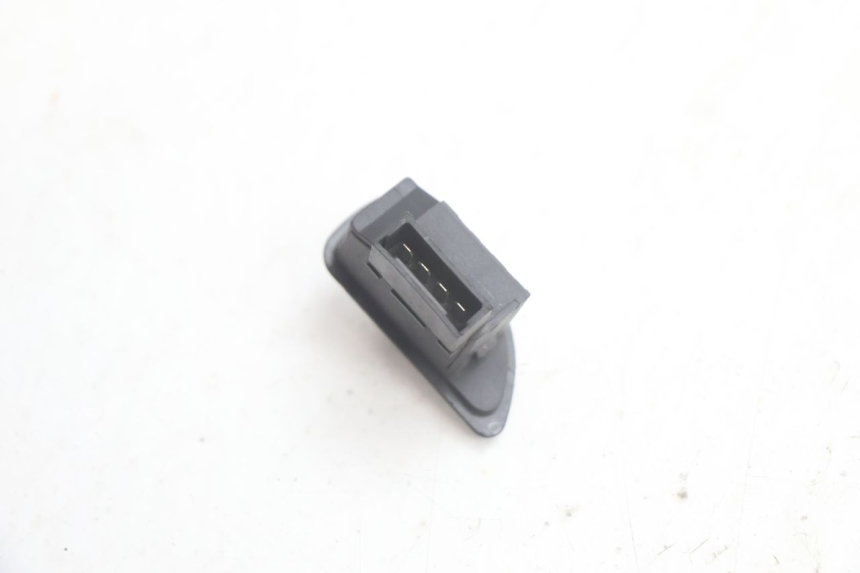 photo de CONMUTADOR ROLL LOCK PIAGGIO MP3 125 (2006 - 2014) - Primer plano técnico